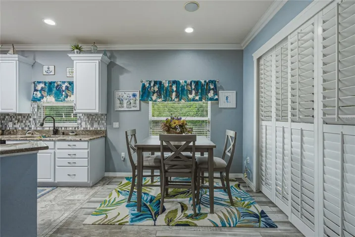 Breakfast noon & kitchen