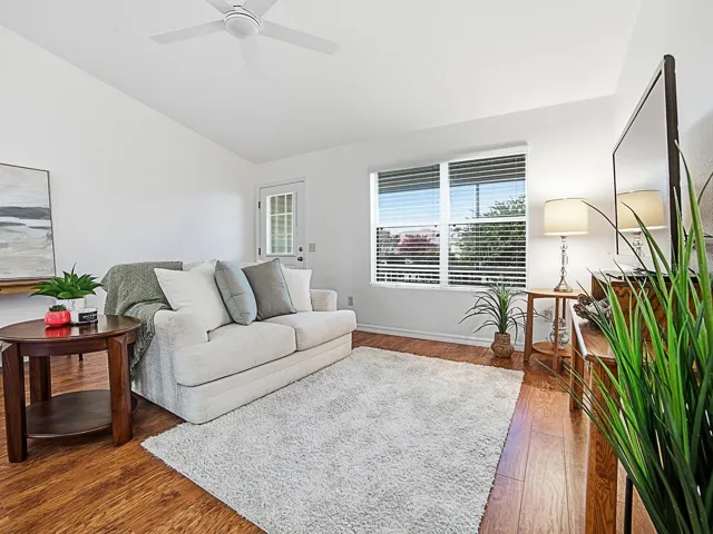 Light &amp; Bright w/ High Ceilings