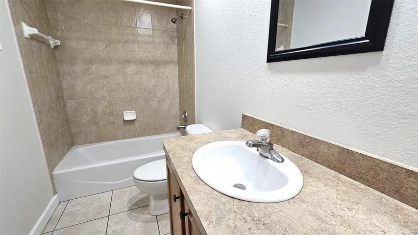 Guest bath-tub/shower