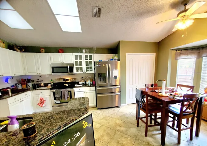 EAT-IN KITCHEN