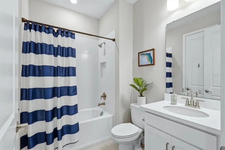3rd Bath with tub