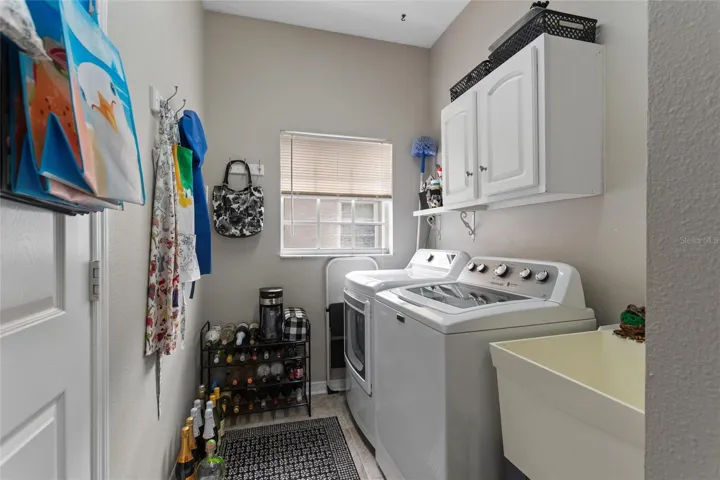 Corridor laundry room to garage