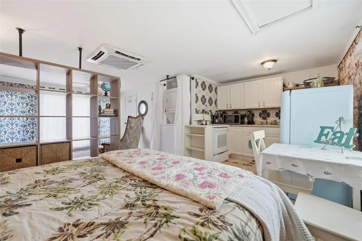 1 Bed 1 Bath with kitchenette and laundry!