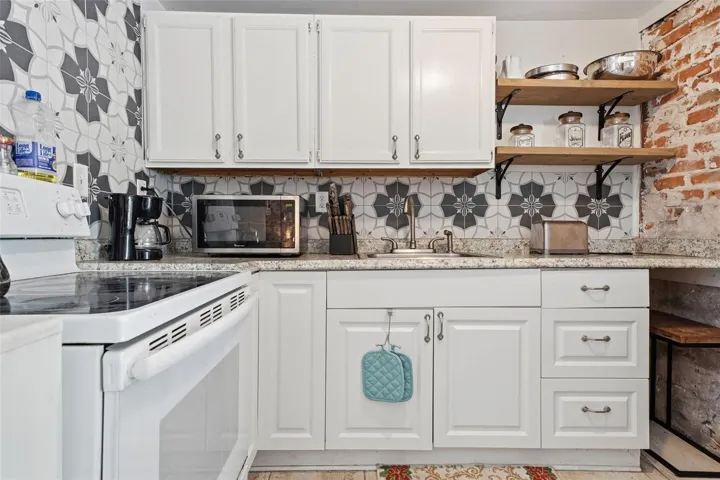 1 Bed 1 Bath with kitchenette and laundry!
