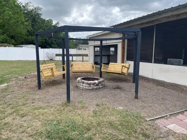 FIRE PIT WITH 3 DOUBLE SWINGS