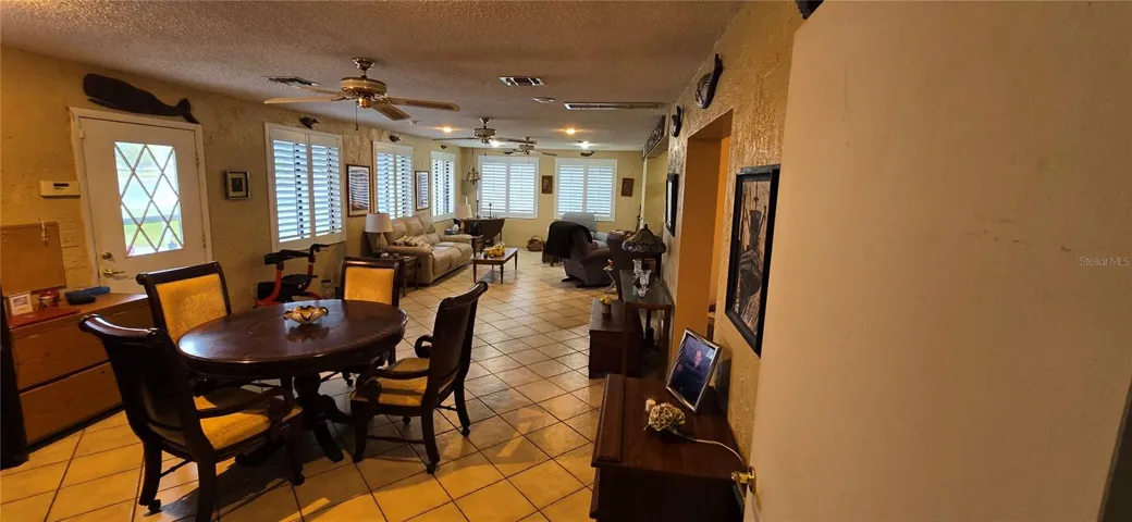Hugh gathering room /family room