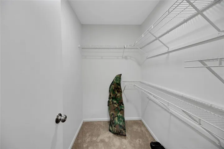 WALK-IN CLOSET