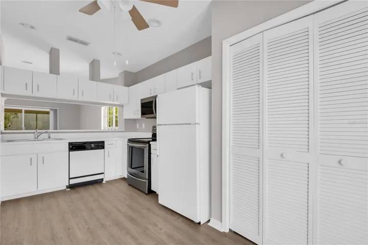 Convenient kitchen with built in pantry ~