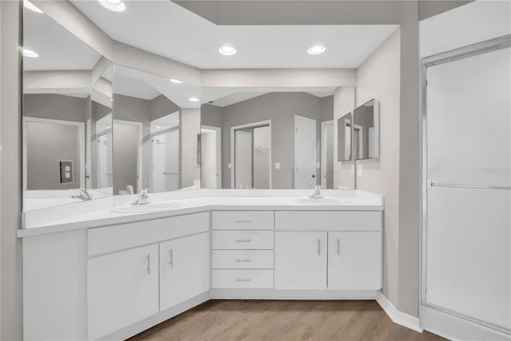 Extra large en-suite bath with double vanities ~