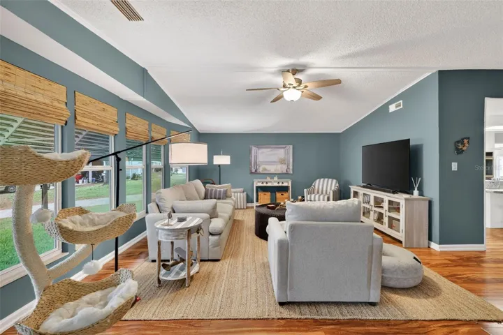 Livingroom pic 3