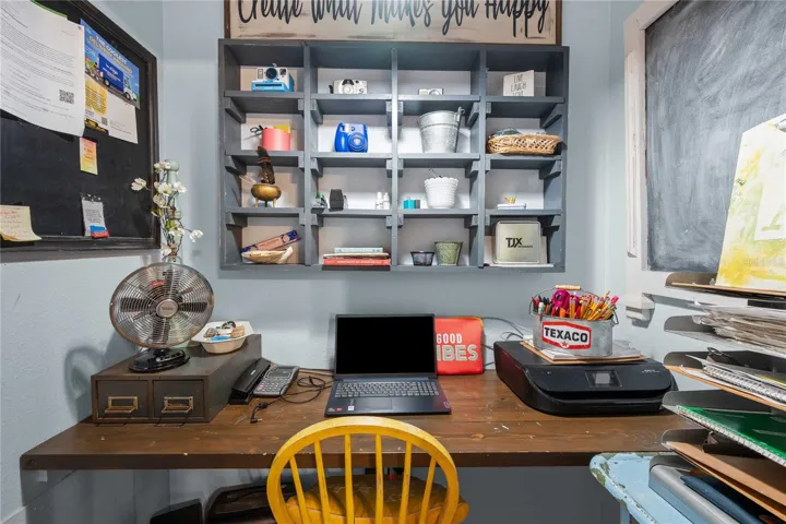 Built in desk in Bedroom 2