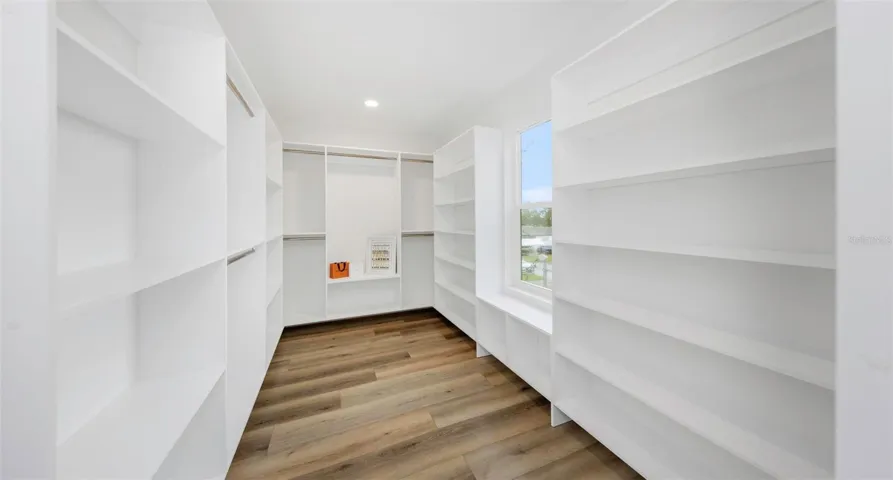 WALK IN CLOSET