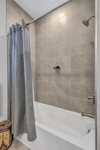 Guest bathroom 2 tub/shower