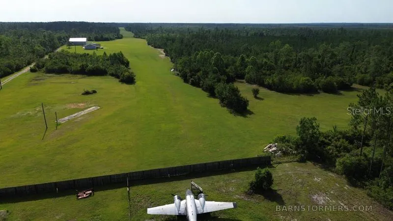 aerial view of airport/land