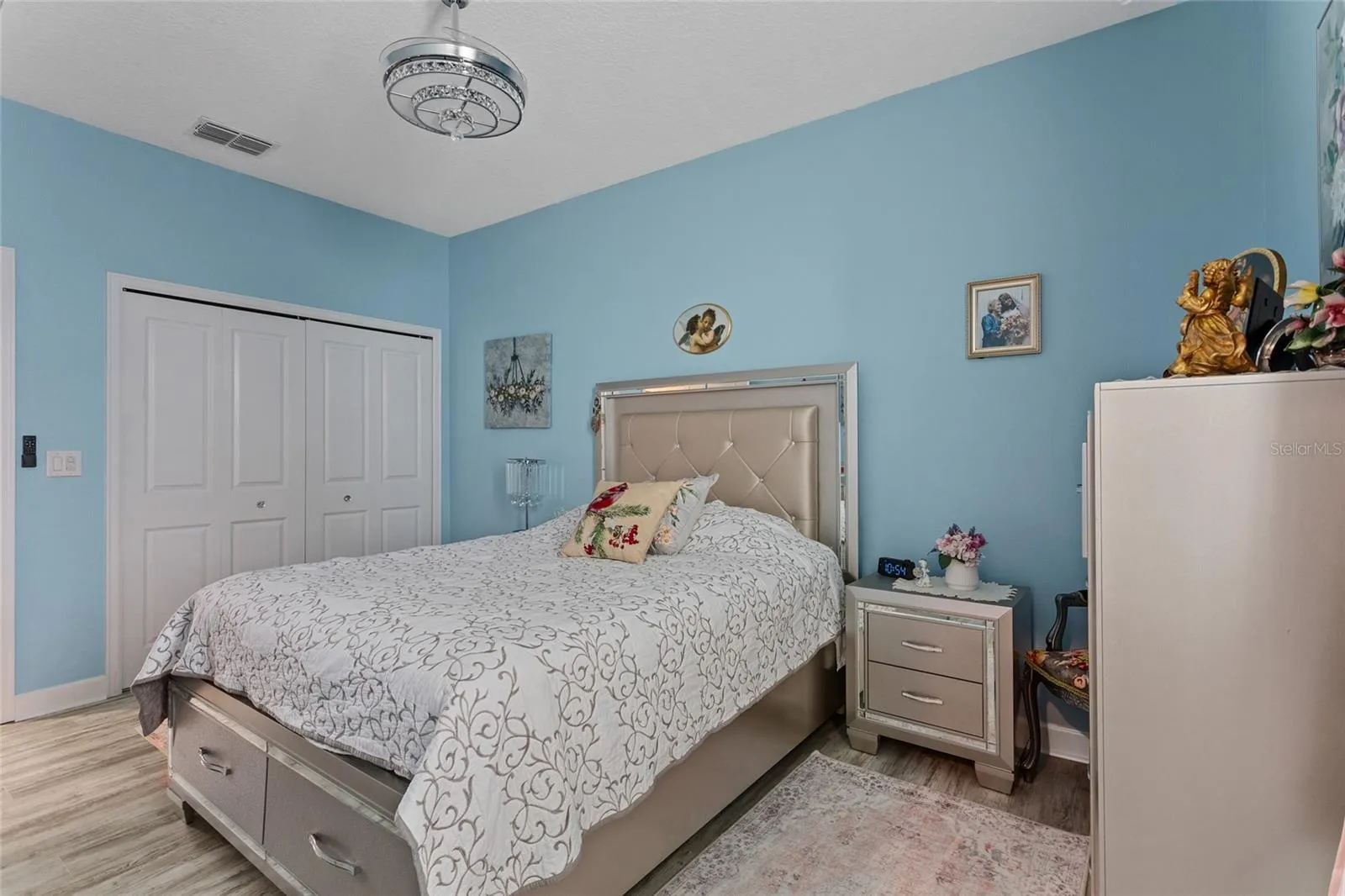 Guest suite/with ensuite bath