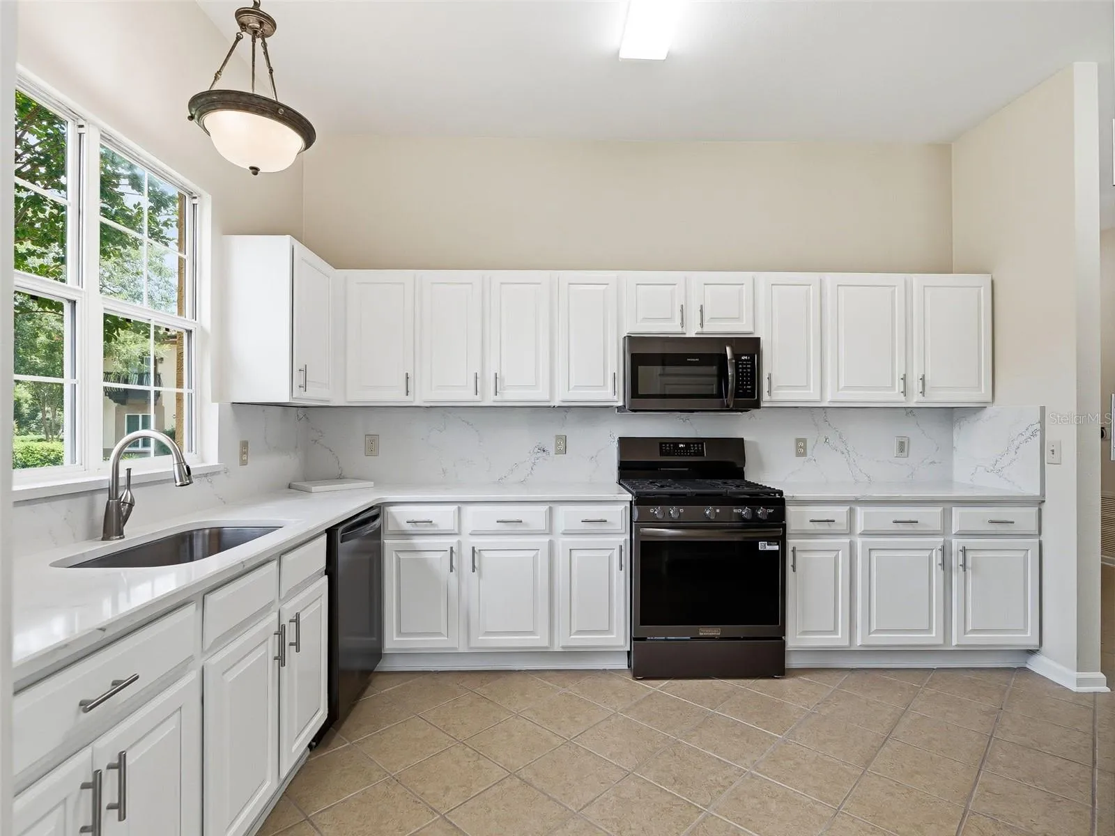 Bright and spacious Kitchen