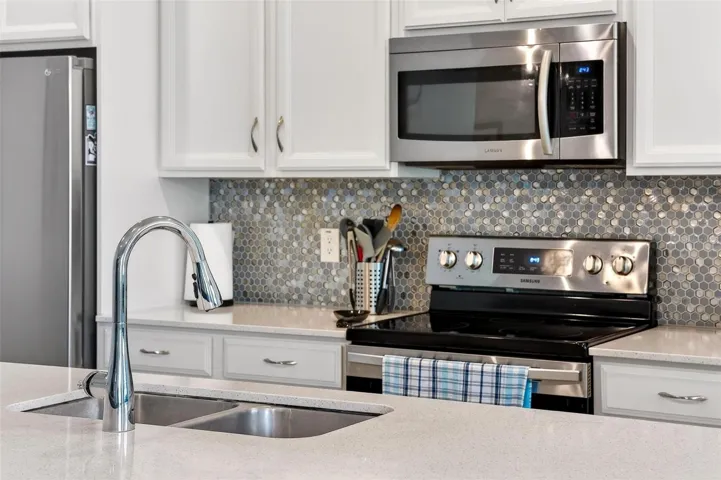 Kitchen appliances included