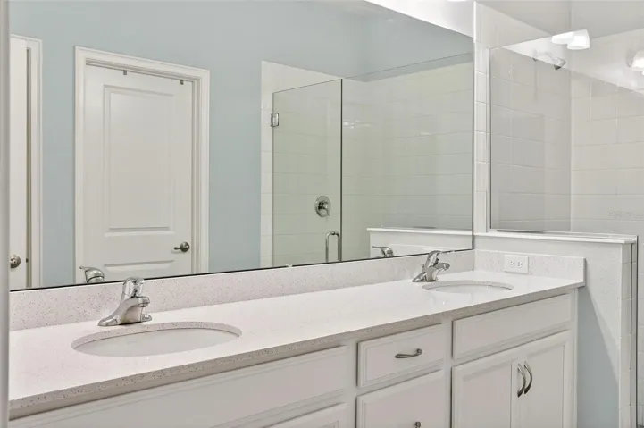 Dual sinks in primary bath