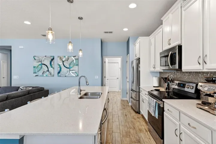 Recessed lights and pendant lights giving a light and bright kitchen