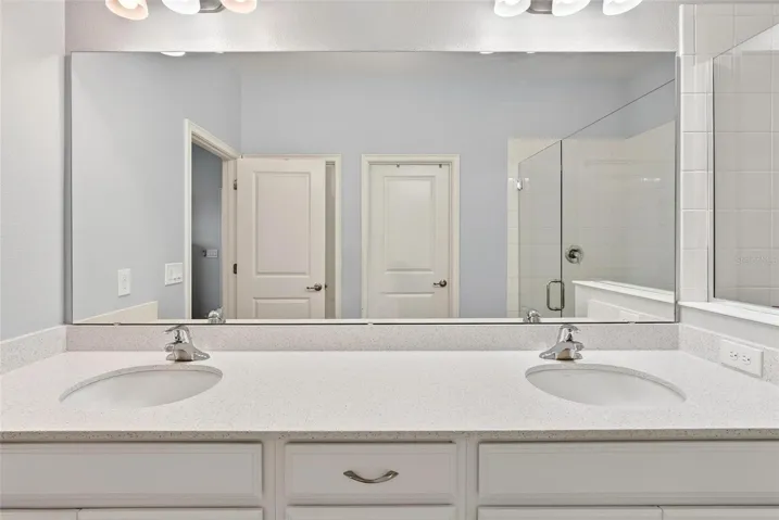 Dual sinks in primary bath