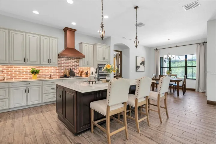 THE PERFECT KITCHEN TO ENTERTAIN WITH HIGH END APPLIANCES