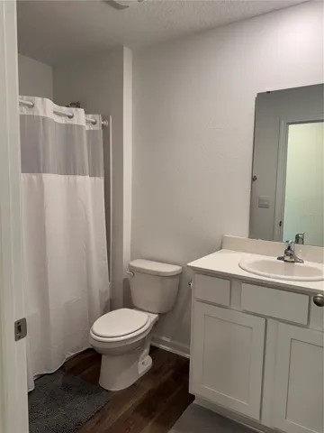 Second bath with tub/shower combo