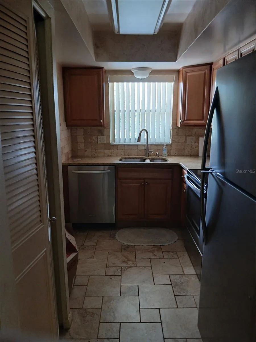Kitchen sink and dishwasher