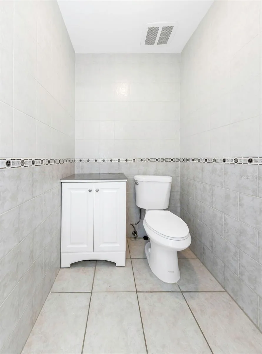 Master Bathroom - Commode