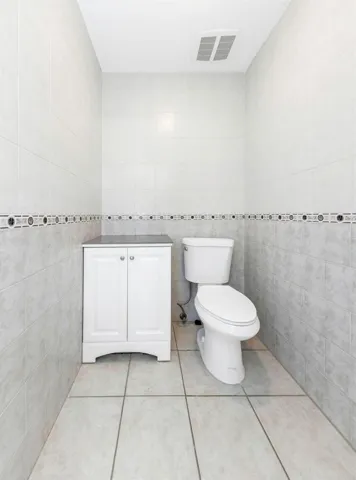 Master Bathroom - Commode