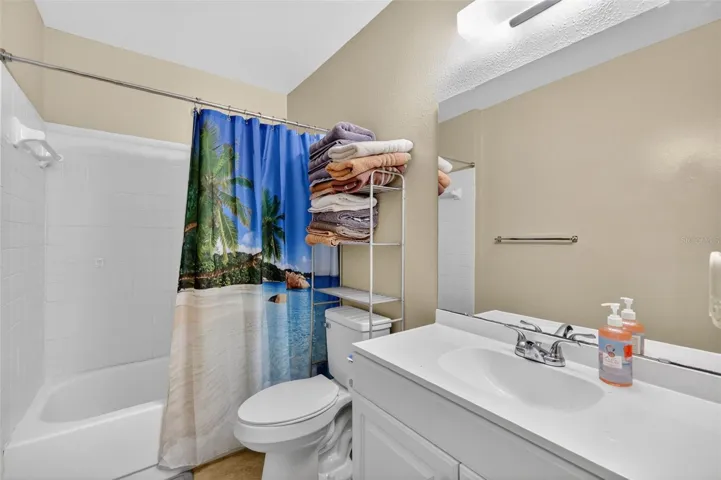 Full 2nd Bathroom