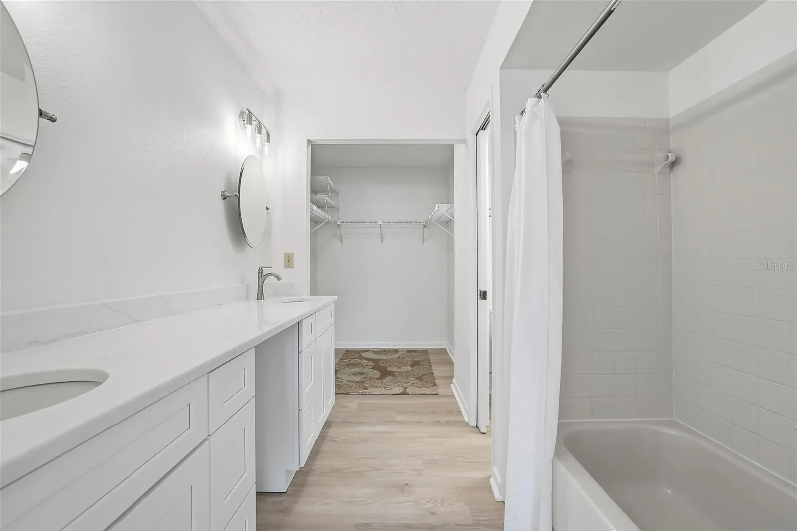 Tub/shower combo in spacious en-suite bath