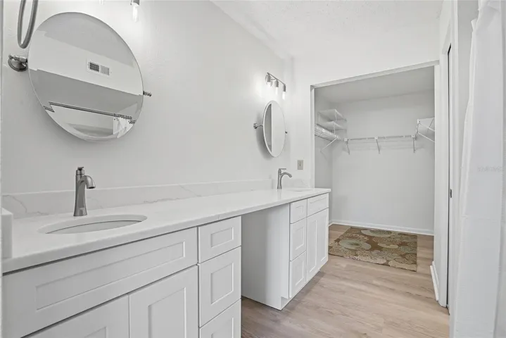Double sinks in primary en-suite