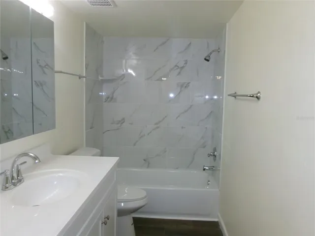 Golden Gate B 16 Bathroom
