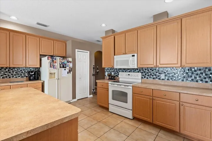 Large Kitchen with lots of cabinetry