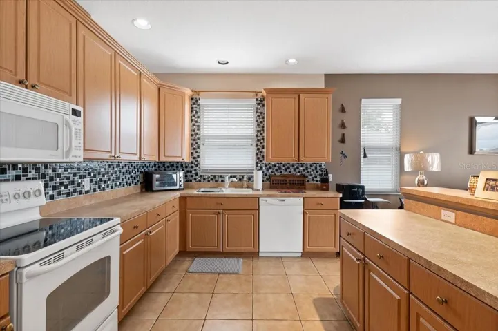 Large Kitchen with lots of cabinetry