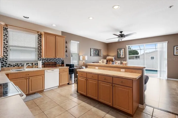 Large Kitchen with lots of cabinetry