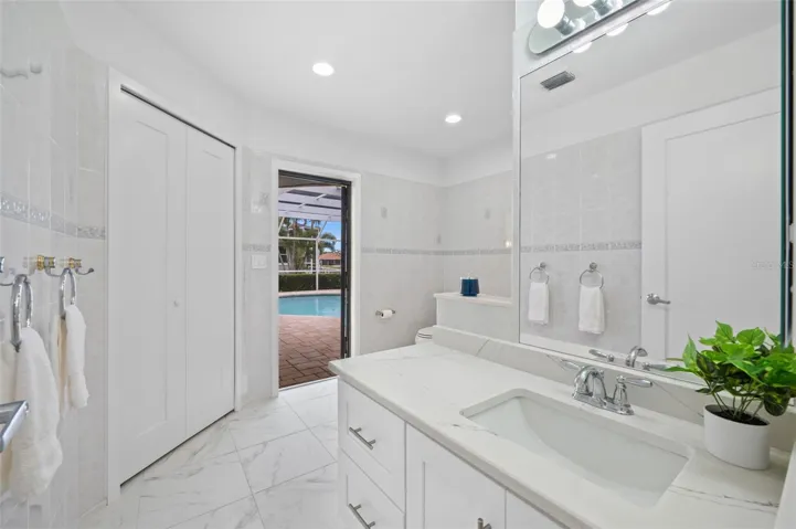 Main floor Guest Bath / Pool Bath