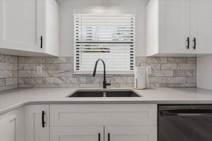 MODERN, SLEEK KITCHEN