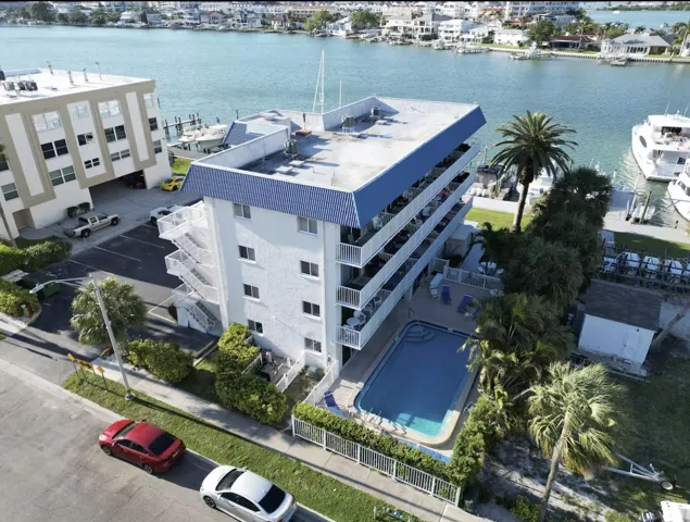 1 block from Clearwater strip