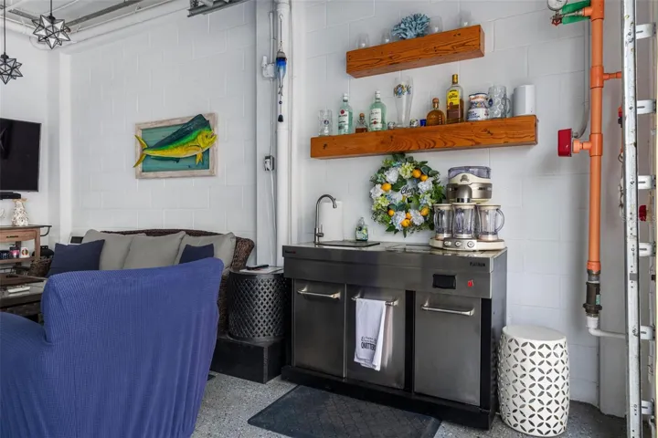 ... a Florida Garage is a Home within a Home.. Perfect For Beach items. Kayaks etc..