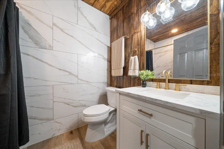 Barn Full Bathroom