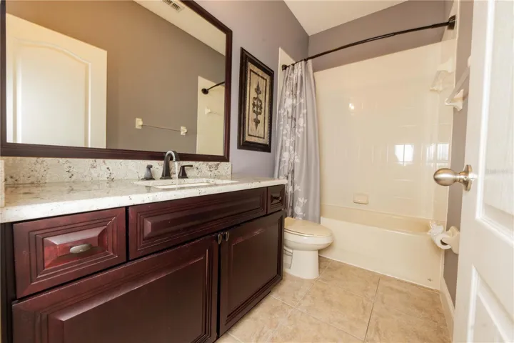 Bathroom 2 (first floor)