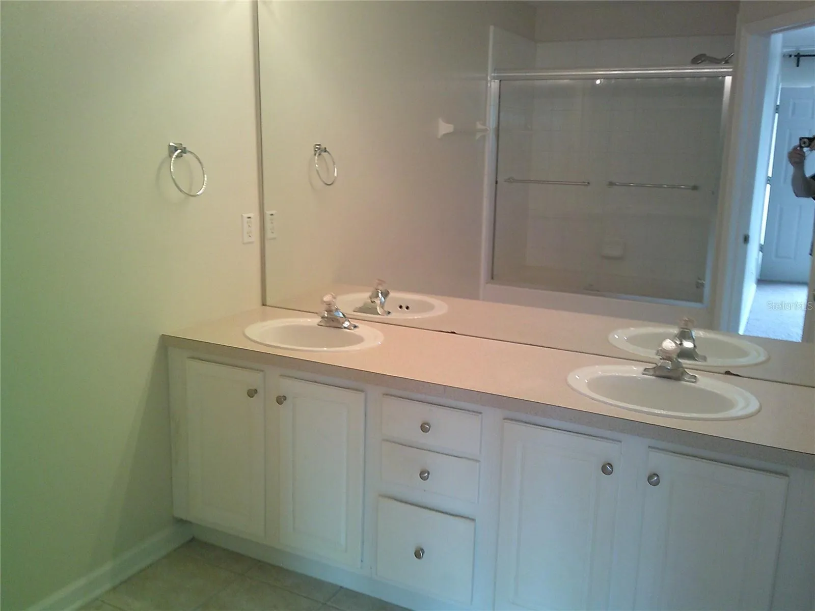 Primary en suite bathroom