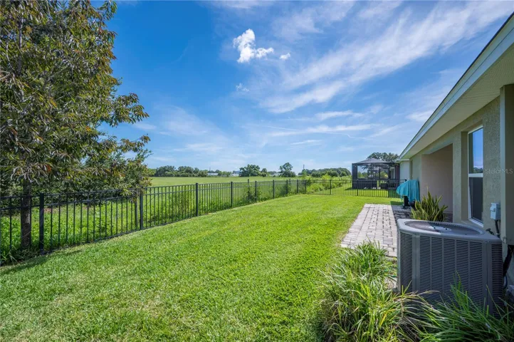 completely fenced, bring the pups or the kitties!