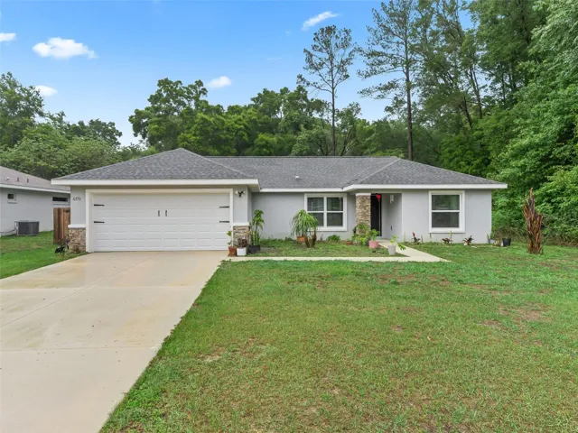 Front elevation of this beautiful POOL Home in Belleview