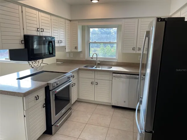 KitchenAid Range, Silestone Countertops