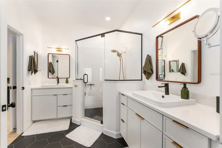 Separate vanities en suite bathroom