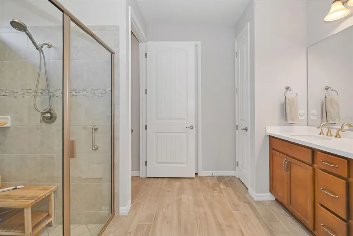 Main En-suite Bath with Walk-in and Linen Closets