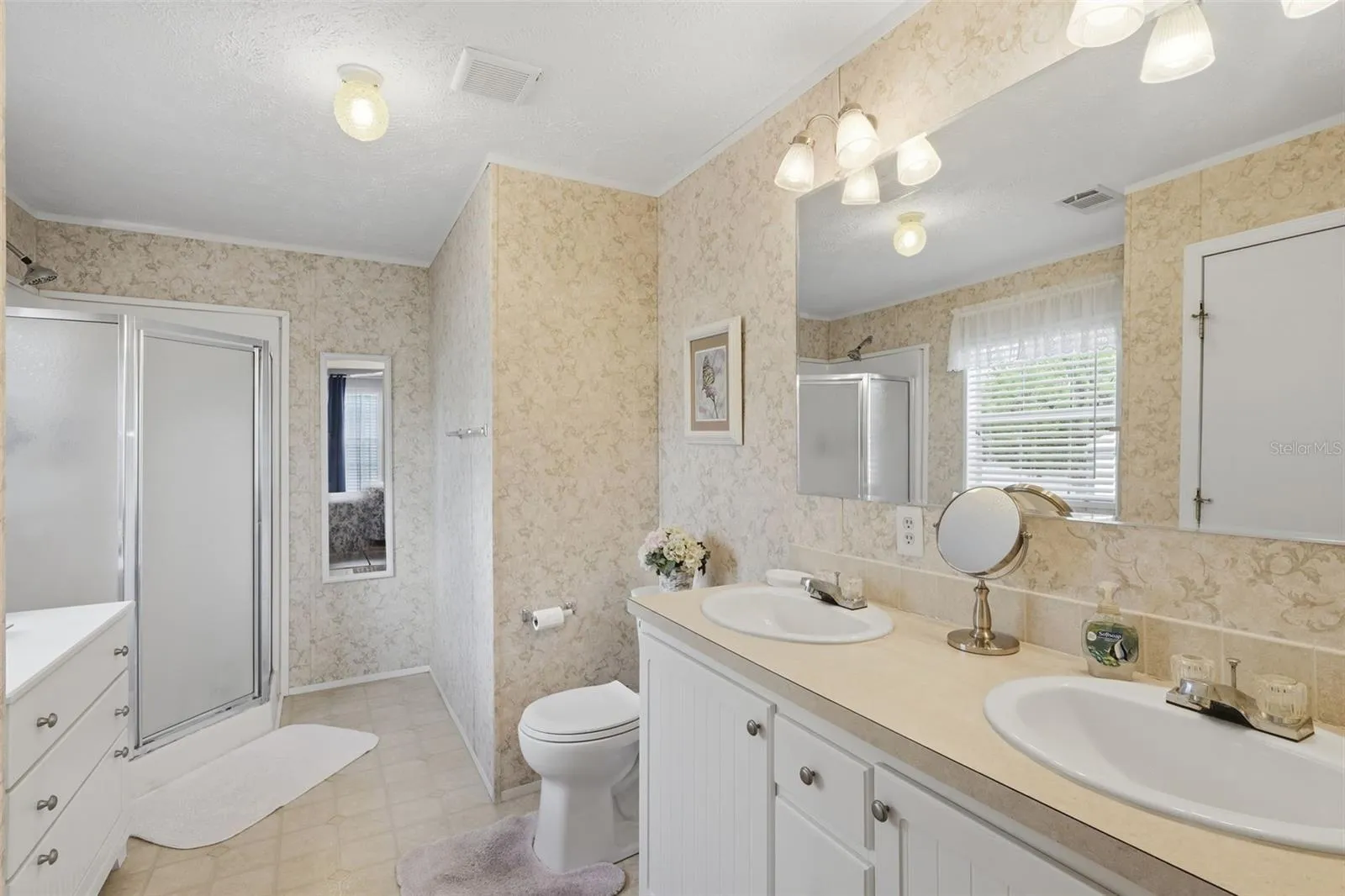 Primary en-suite w/ large vanity and double sinks
