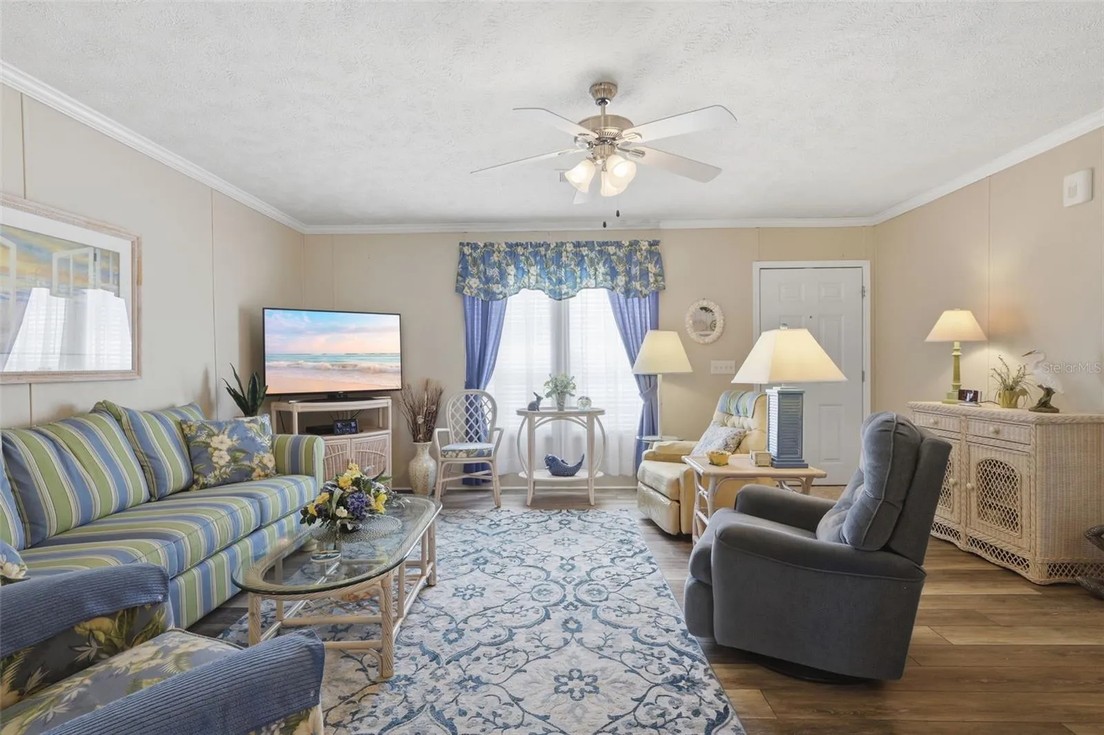 Large bright living space w' upgraded LVP flooring